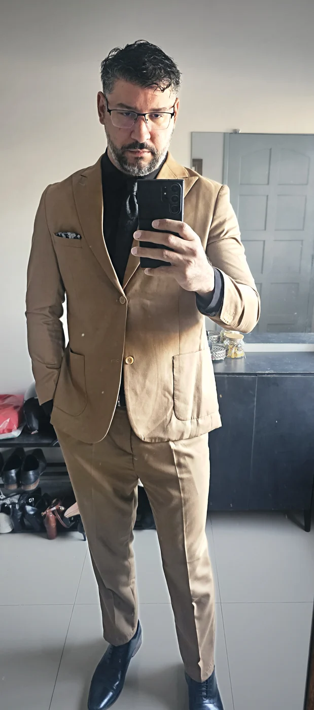 De terno caramelo e camisa preta